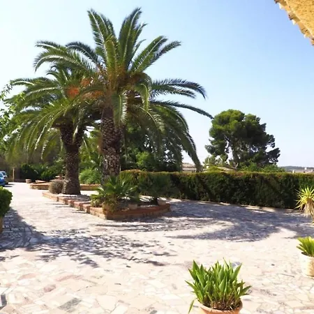 Spacious In With Private Pool And Garden