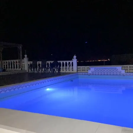 Spacious In With Private Pool And Garden ヴィラ *