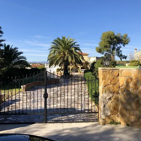 Spacious In With Private Pool And Garden